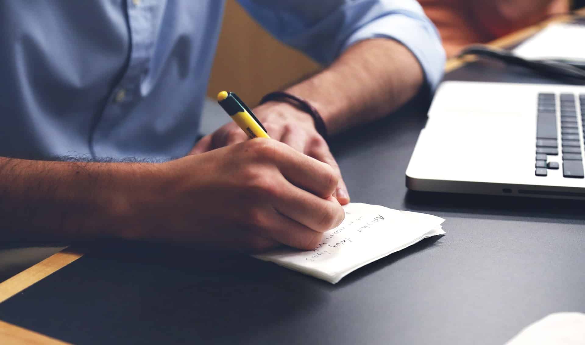 programador fazendo contas após receber seu salário
