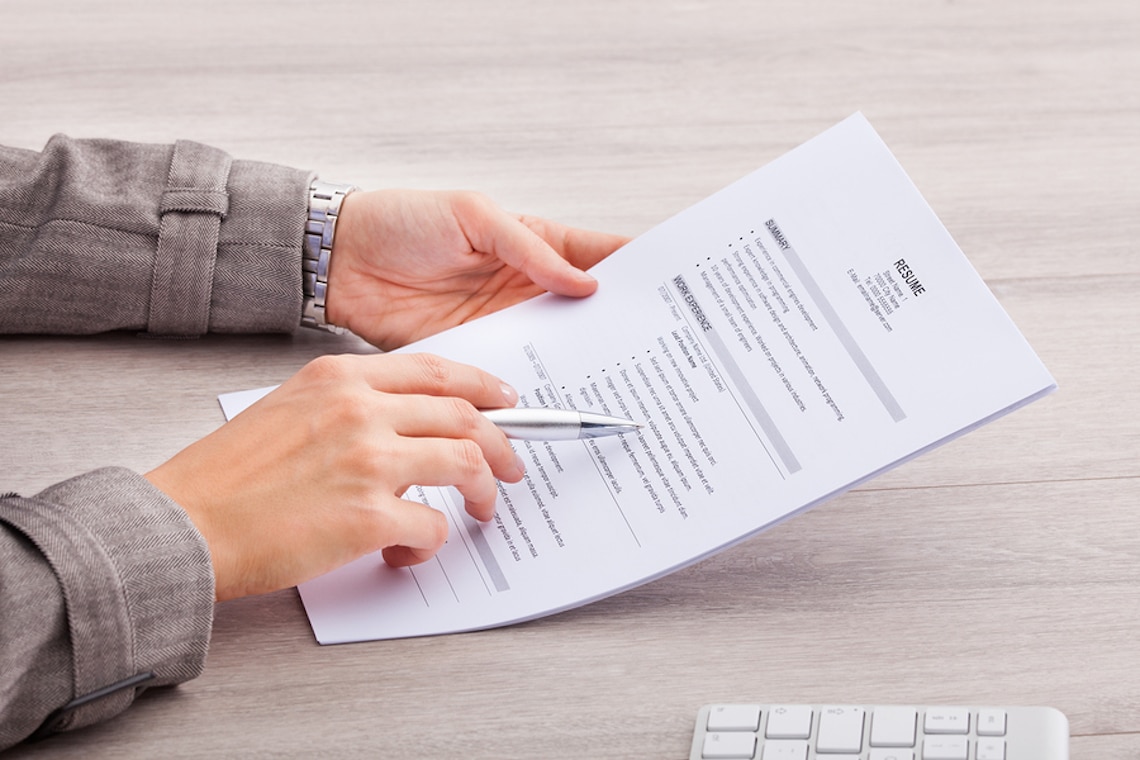 recrutador analisando curriculo de candidato