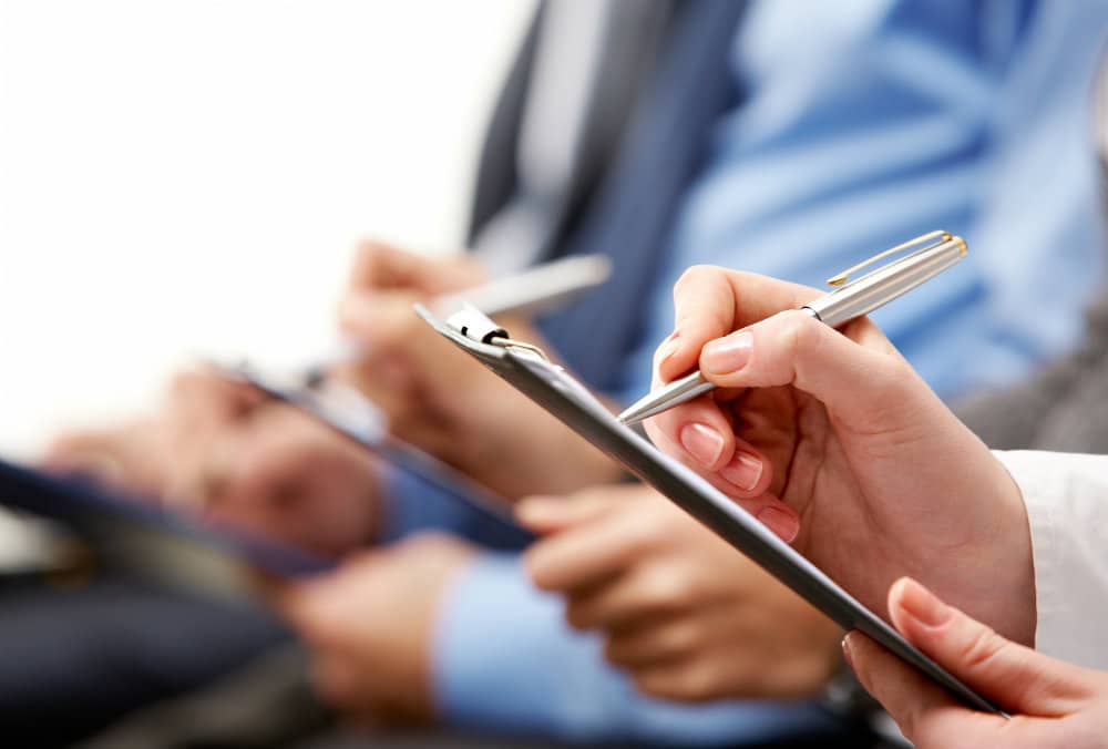 recrutador selecionando candidatos do banco de talentos