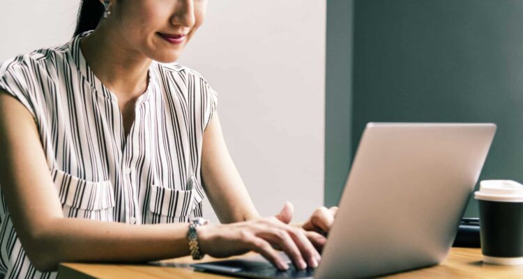 mulher oriental usando computador