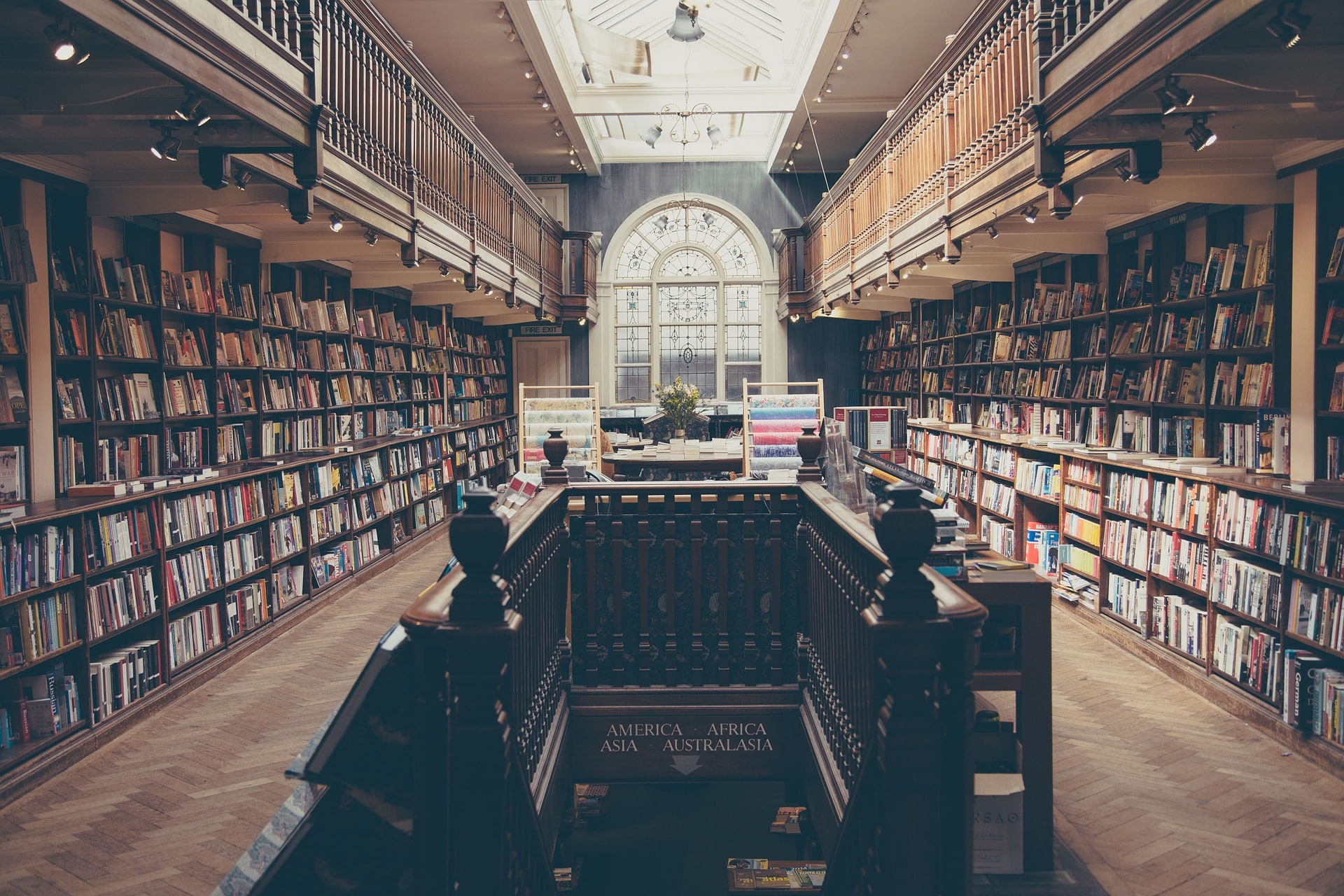 biblioteca com muitas estantes