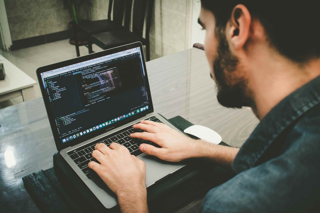 programador programando
