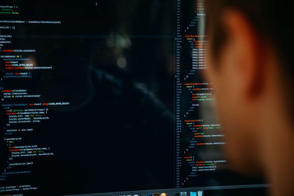 programador em frente ao computador