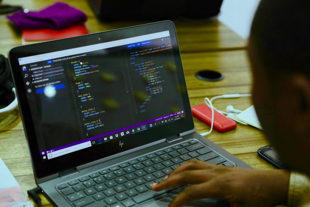 programador digitando