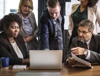 grupo de colegas de trabalho em reuniao