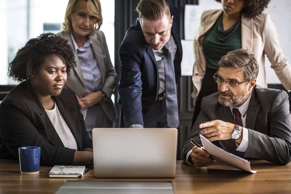 grupo de colegas de trabalho em reuniao