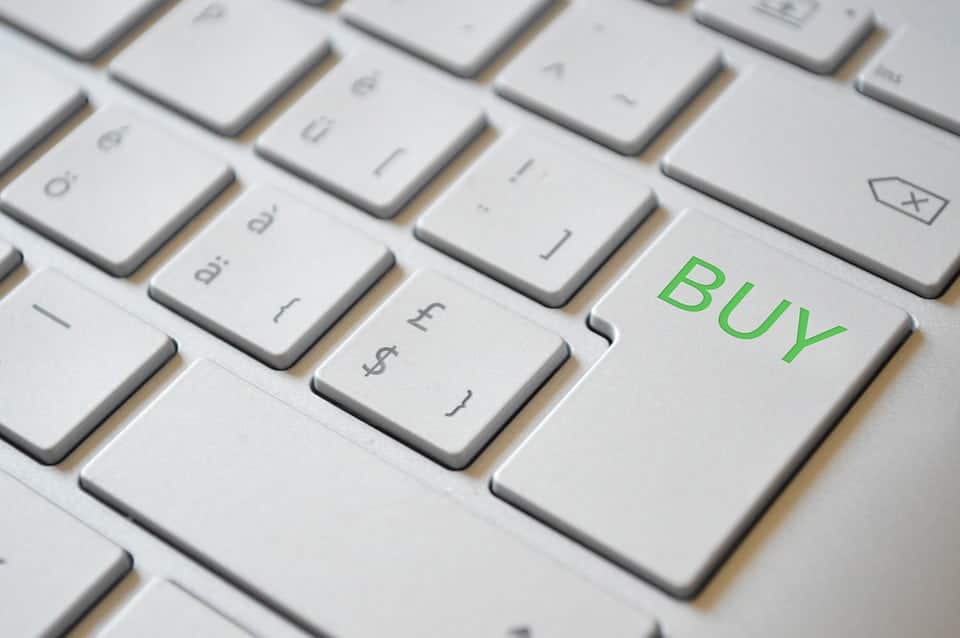 teclado de computador com buy escrito na tecla enter