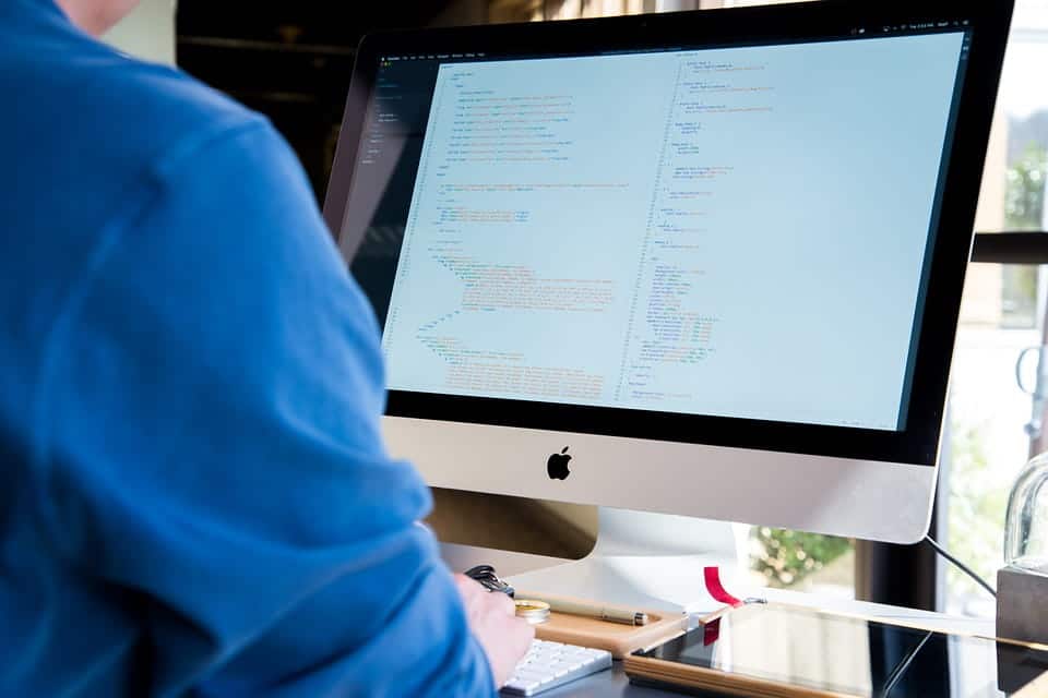 homem programando no computador