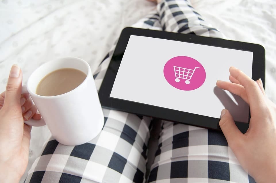 tela de um tablet com um carrinho de compras