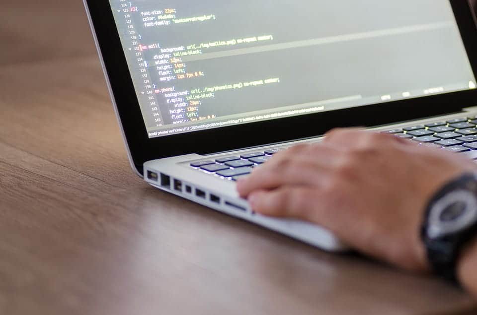 homem programando