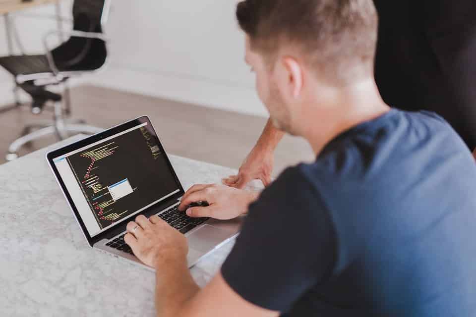homem programando