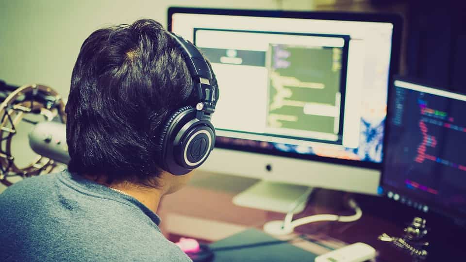 homem programando no computador