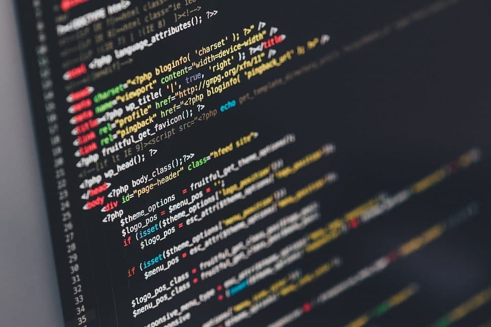 tela de computador com codigos de programacao coloridos