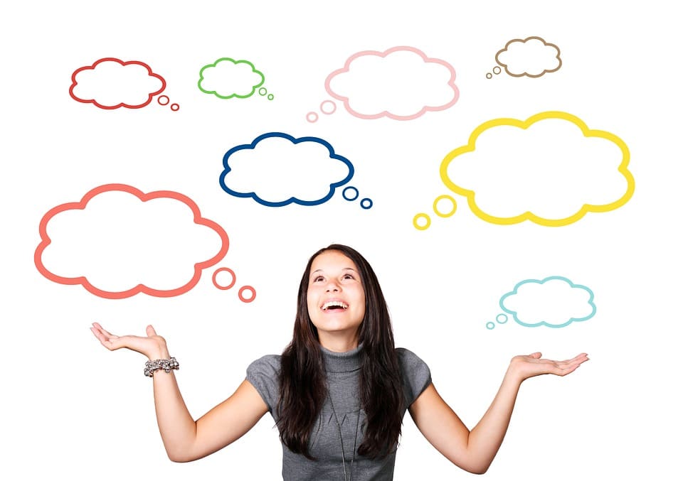 mulher com nuvens de ideias coloridas ao redor da sua cabeça