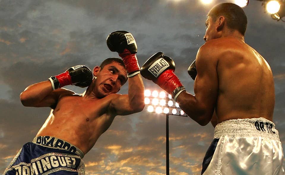 dois homens lutando boxe
