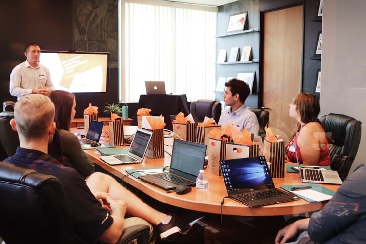 pessoas em reuniao de trabalho