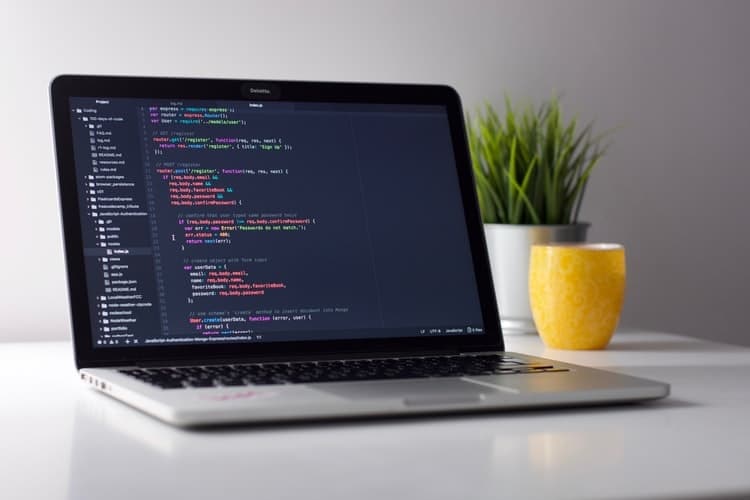 notebook aberto com codigos de programacao