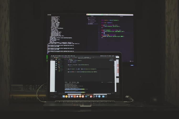 telas de computador com codigos de programacao