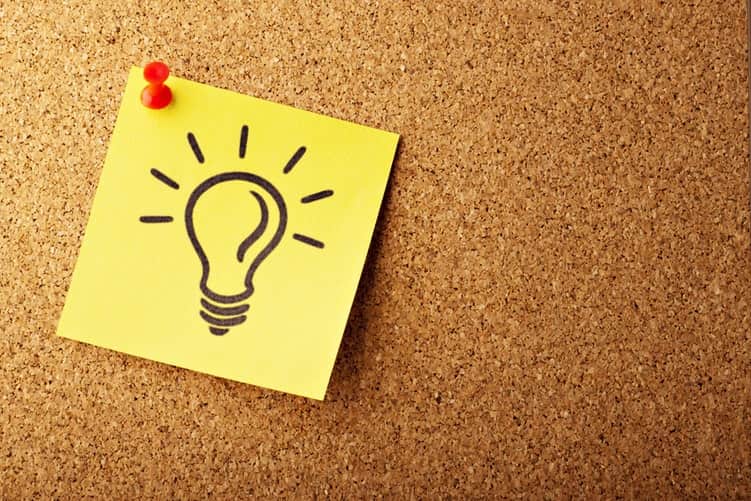 post it com uma lampada desenhada presa num painel de cortiça