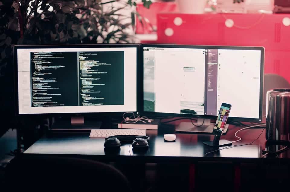 computadores com codigos de programacao