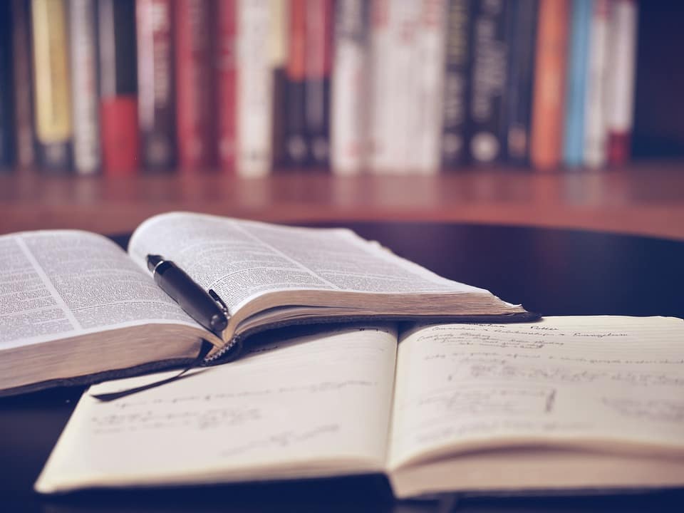 dois livros em cima um do outro