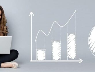 mulher sentada usando um notebook e ao lado dela desenhos de dois graficos