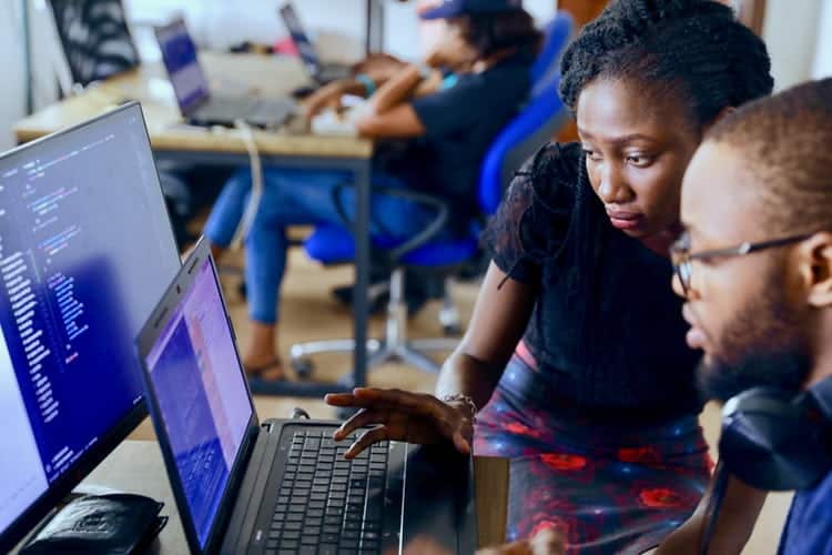 um homem e uma mulher programando juntos