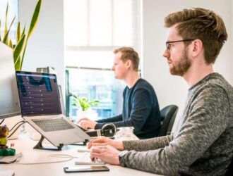 dois homens num escritorio programando