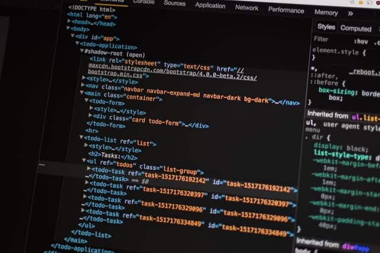 tela de computador com codigos de programacao