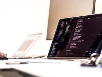 laptop com codigos de programacao