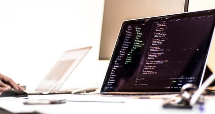 laptop com codigos de programacao