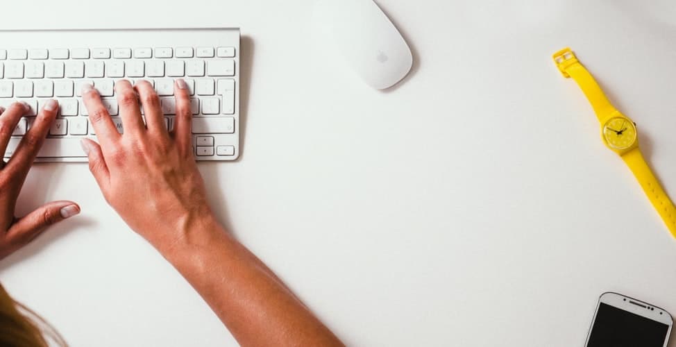 pessoas usando um teclado de computador branco