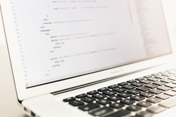 tela de computador com linguagens de programacao