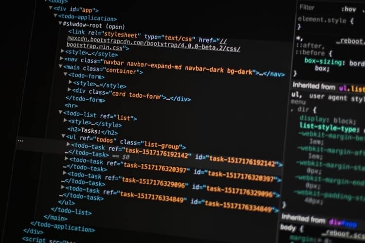 imagem de tela de computador com codigos de programacao HTML