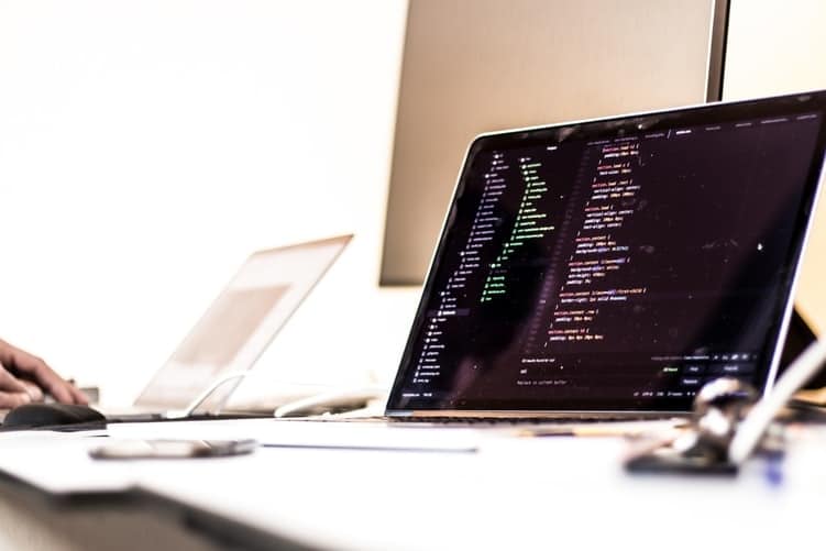 laptop com codigos de programacao