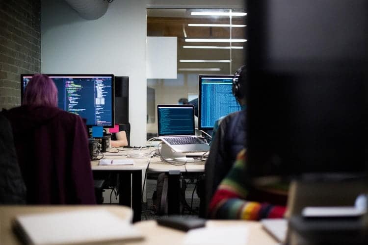 dois devs programando