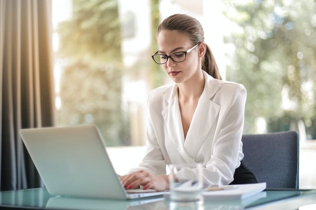Recrutadora escrevendo uma descrição de vaga.