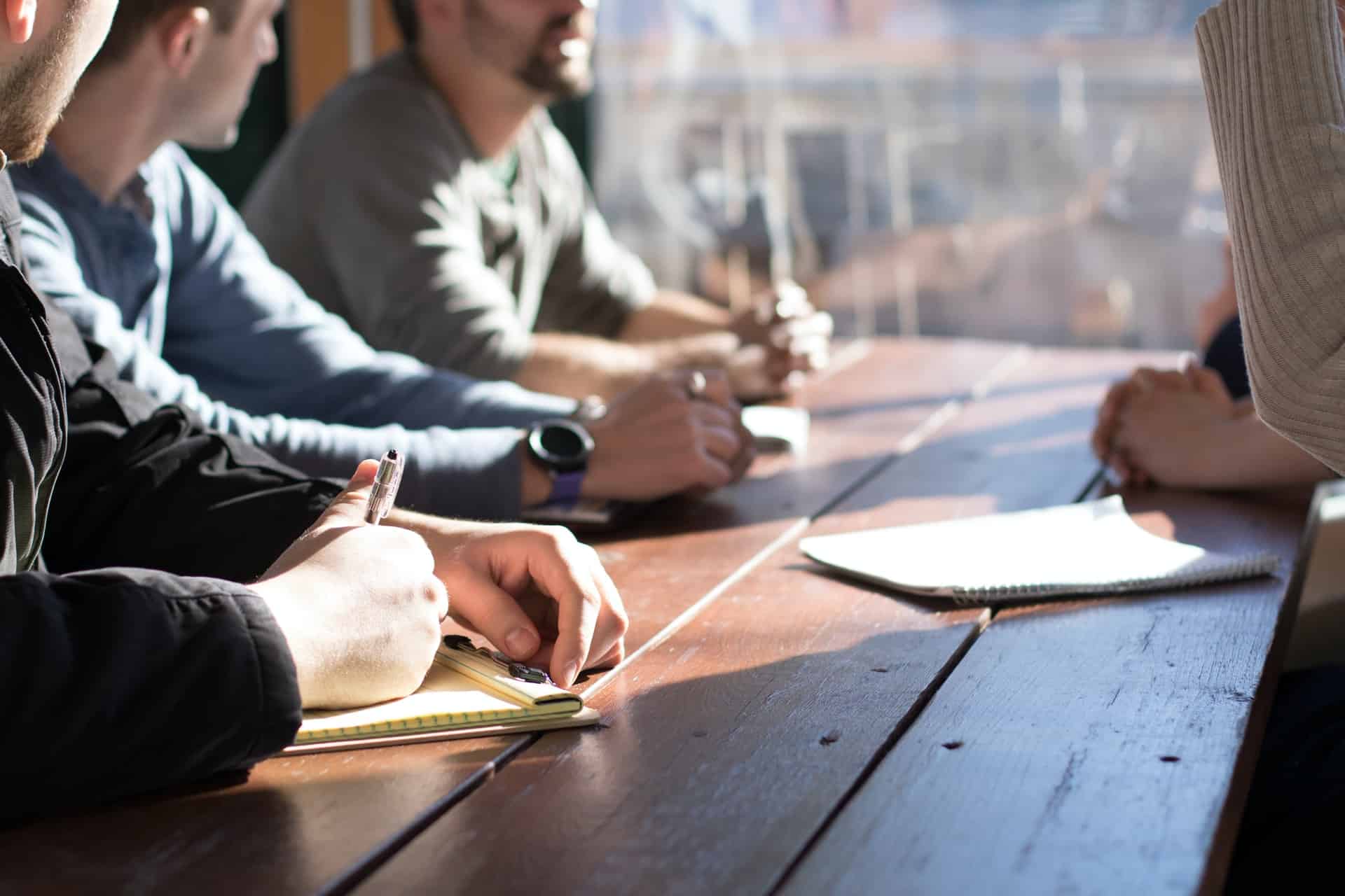 Tipos de programadores sentados em uma mesa