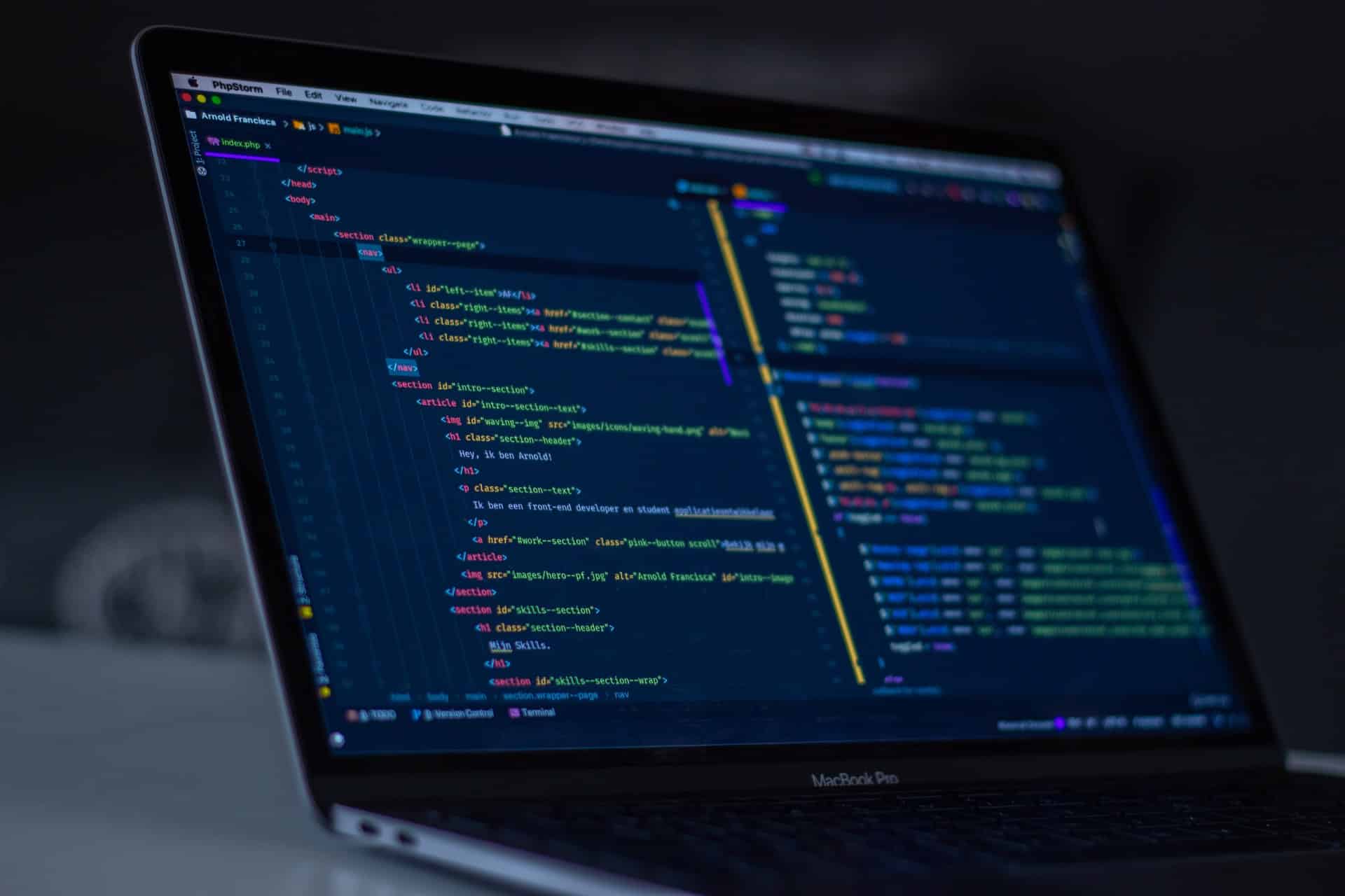 Tela de um computador exibindo códigos em typescript.
