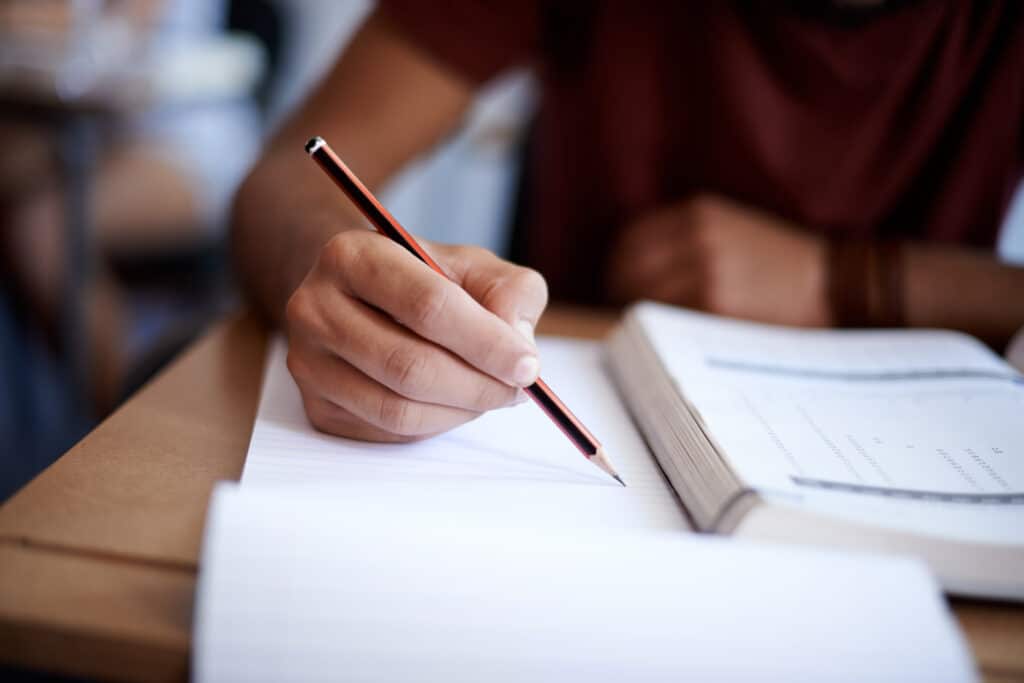 Foto de um jovem estudando para a certificação ITIL