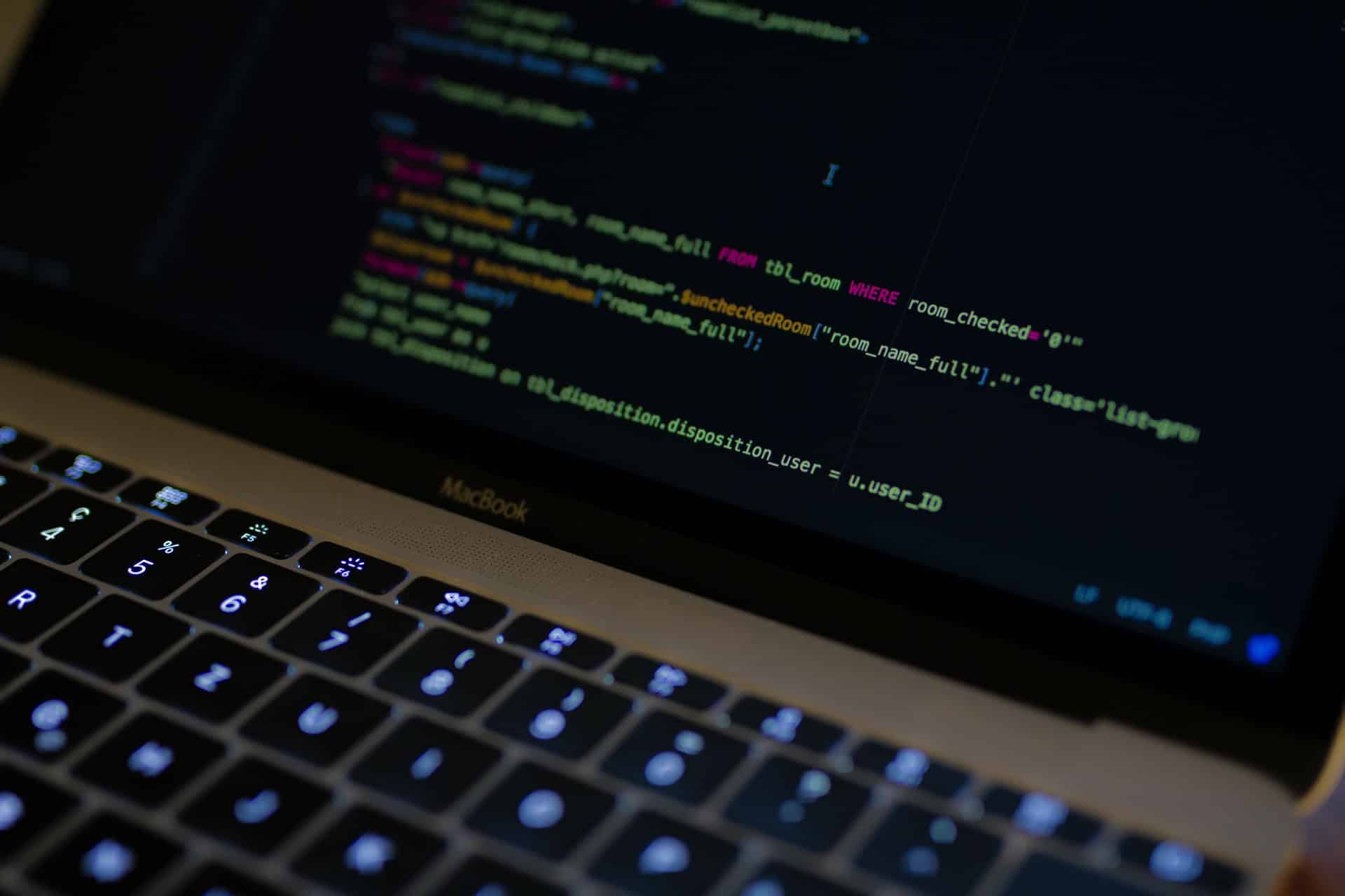 Tela de notebook exibindo códigos em PostgreSQL