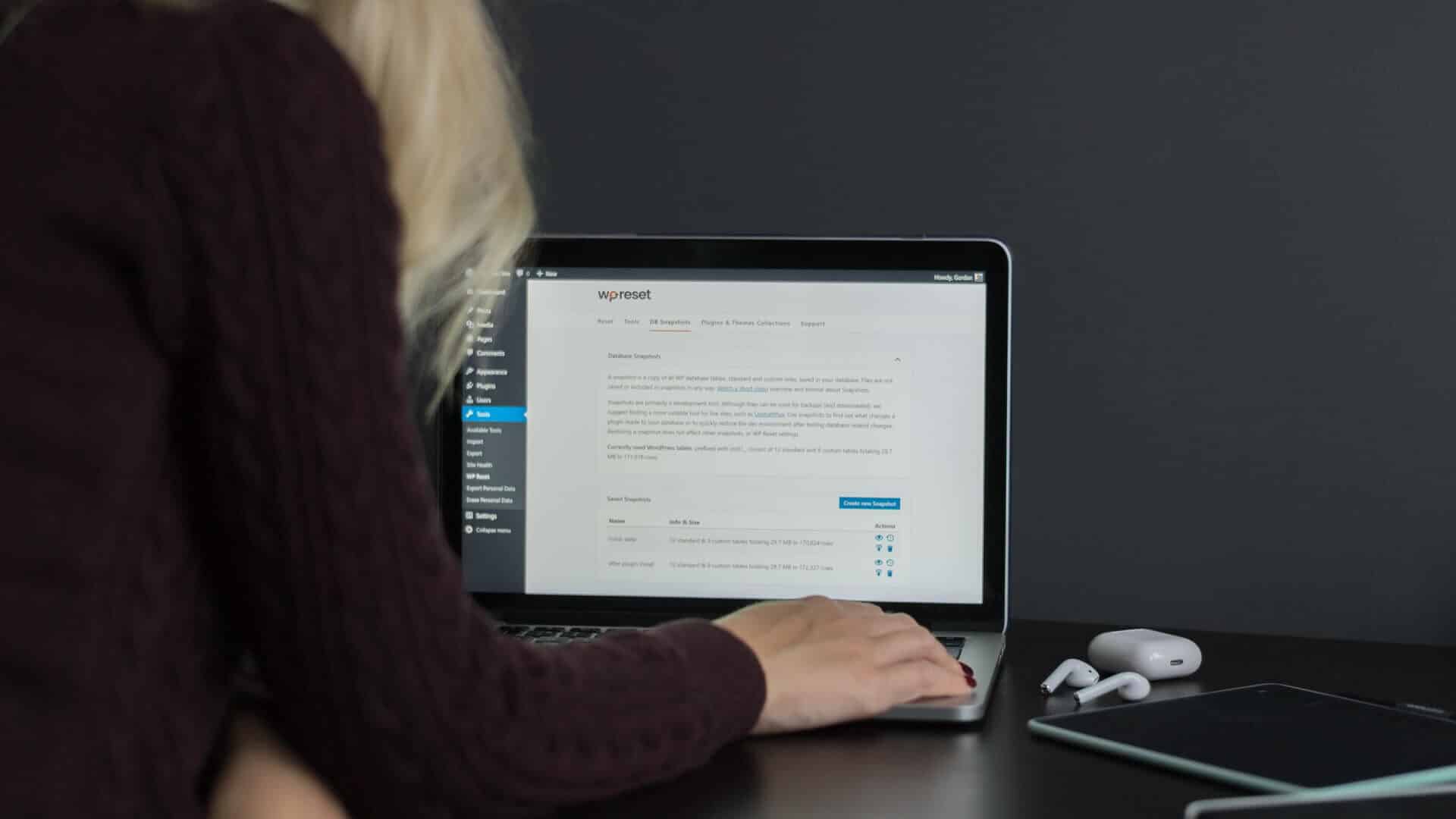Pessoa configurando um tema WordPress em seu site.