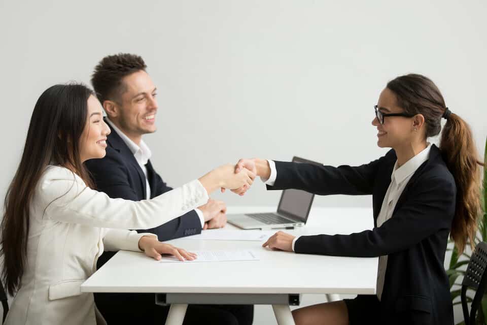 Pessoas em uma entrevista de emprego em ti