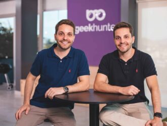 Fundada em 2015 pelos irmãos gêmeos Tomás e Celso Ferrari, a GeekHunter rapidamente se destacou com uma abordagem inovadora no recrutamento.