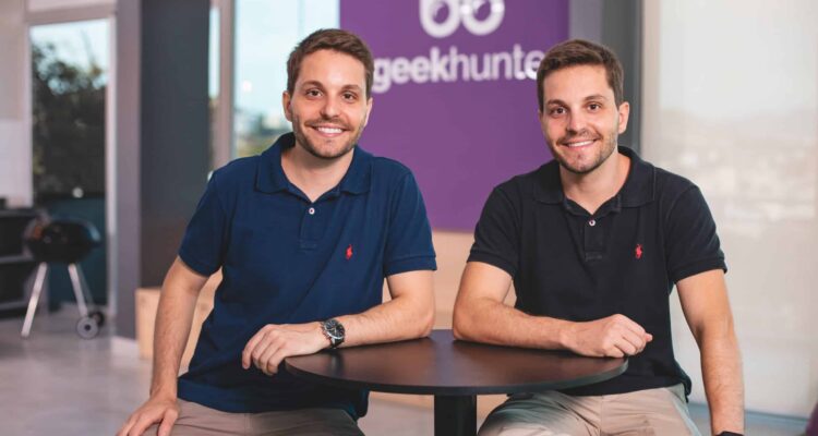 Fundada em 2015 pelos irmãos gêmeos Tomás e Celso Ferrari, a GeekHunter rapidamente se destacou com uma abordagem inovadora no recrutamento.