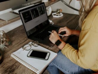 This image shows what's a remote worker.