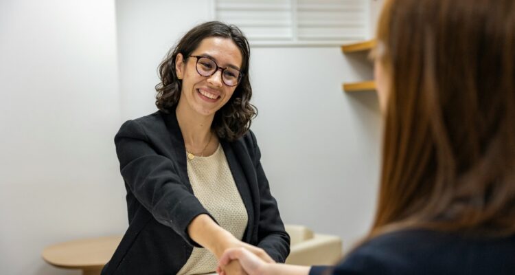 recrutador contratando uma pessoa